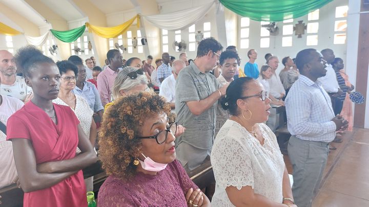 La messe de Noël à l'église Notre-Dame de Fatima, à Mamoudzou, Mayotte, décembre 2024. (AGATHE MAHUET / FRANCEINFO / RADIO FRANCE)