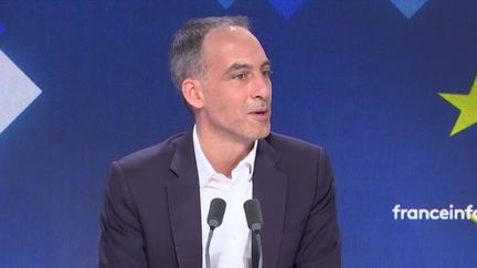 Raphaël Glucksmann, tête de liste du Parti socialiste et de Place publique aux Européennes, était l'invité de "Demain l'Europe" sur franceinfo le 29 mars 2024. (FRANCEINFO / RADIOFRANCE)