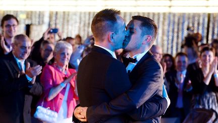 Vincent Autin et Bruno Boileau, premier couple homo mari&eacute; en France, le 29 mai 2013 &agrave; Montpellier (H&eacute;rault). (GERARD JULIEN / AFP)