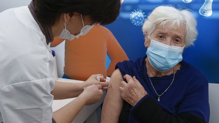 Une soignante israélienne vaccine une femme contre le Covid-19&nbsp;dans la ville côtière de Tel-Aviv, le 3 janvier 2021. Photo d'illustration. (JACK GUEZ / AFP)