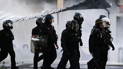 Des policiers de la Brav-M lors d'une intervention en marge d'une manifestation à Paris, le 1er mai 2023. (ALAIN JOCARD / AFP)