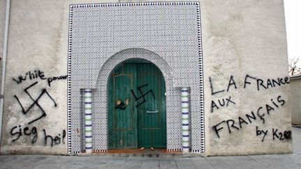 Inscriptions racistes sur les murs de la mosquée de Castres (13 décembre 2009) (AFP / Thierry Antoine)