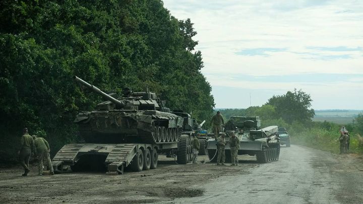 Des soldats ukrainiens chargent des tanks abandonnés par les forces russes dans la région de Kharkiv, le 9 septembre 2022. (SERVICE DE PRESSE DE L'ETAT-MAJOR UKRAINIEN)