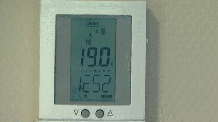 Les mairies cherchent à réduire la consommation d'électricité dans les bâtiments publics. Pour cela, il existe des systèmes pour surveiller et piloter à distance la température des bâtiments, grâce à des sondes. (France 2)