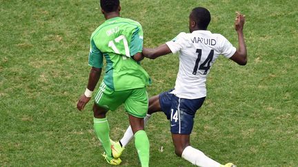 Le Fran&ccedil;ais Blaise Matuidi tacle le Nig&eacute;rian Ogenyi Onazi en huiti&egrave;me de finale de la Coupe du monde &agrave; Brasilia (Br&eacute;sil), le 30 juin 2014. (EVARISTO SA / AFP)