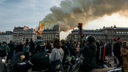 Sur les quais de Seine, sur l'esplanade de l'Hôtel de Ville, en direct à la télévision ou sur les réseaux sociaux, les Français sont suspendus à l'évolution de la situation.&nbsp; (NICOLAS LIPONNE / NURPHOTO)