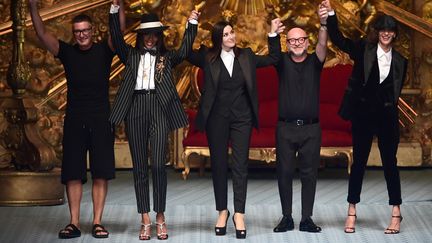 De gauche à droite, le créateur italien&nbsp;Stefano Gabbana, la mannequin britannique Naomi Campbell, l'actrice italienne Monica Bellucci, le créateur italien Domenico Dolce et le mannequin néerlandais&nbsp;Marpessa Hennink, lors de la fashion week à Milan (Italie), le 16 juin 2018. (MIGUEL MEDINA / AFP)