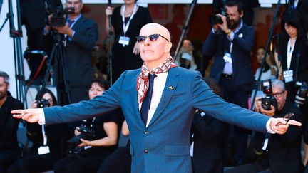 Jacques Audiard arrive sur le tapis rouge à la Mostra de Venise 2018 où il présente son film "Les frères Sisters".
 (Matteo Chinellato / NurPhoto)