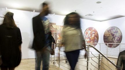 Visiteurs à la foire d'art contemporain, Art X, à Lagos le 4 novembre 2017 (EMMANUEL AREWA / AFP)