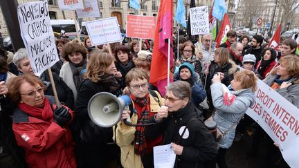 Rassemblement devant l'ambassade d'Espagne de Paris, vendredi 27 d&eacute;cembre 2013, pour protester contre le projet de loi anti-avortement en Espagne.&nbsp; (PIERRE ANDRIEU / AFP)