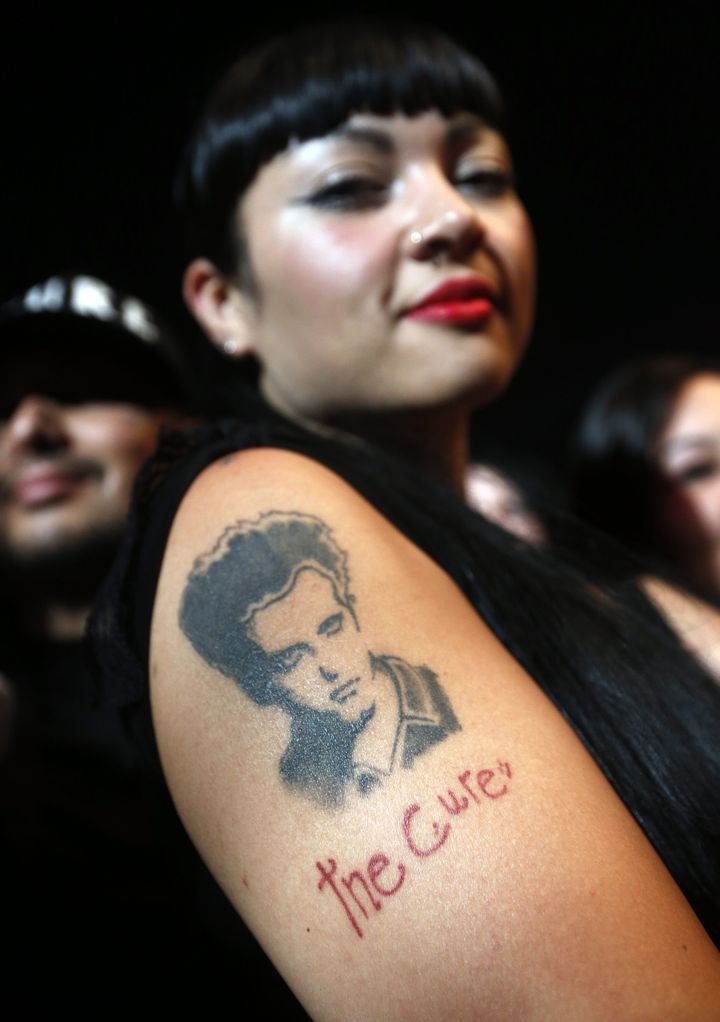 Robert Smith tatoué sur le bras d'une fan de The Cure le 14 avril 2013 à Santiago du Chili. (FELIPE TRUEBA / EFE)