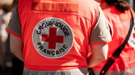 Un volontaire de la Croix-Rouge, le 2 septembre 2023 à Paris. (XOSE BOUZAS / HANS LUCAS / AFP)