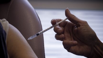 Une personne reçoit une troisième injection de vaccin contre le Covid-19, le 15 novembre 2021, à Briançon (Hautes-Alpes). (THIBAUT DURAND / HANS LUCAS / AFP)