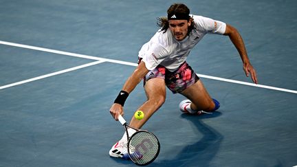 Le Grec Stefanos Tsitsipas lors de sa victoire au 1er tour de l'Open d'Australie contre le Français Quentin Halys, le 16 janvier 2023 (ANTHONY WALLACE / AFP)