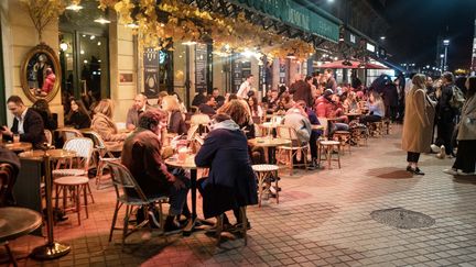 Des clients d'une brasserie passent la soirée du Nouvel An en terrasse, le 31 décembre 2021, à Bordeaux (Gironde). (VALENTINO BELLONI / HANS LUCAS / AFP)