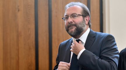 G&eacute;rard Dalongeville, ancien maire PS d'H&eacute;nin-Beaumont, arrive au tribunal de B&eacute;thune (Pas-de-Calais) pour l'ouverture de son proc&egrave;s pour d&eacute;tournement de fonds publics, le 27 mai 2013. (DENIS CHARLET / AFP)