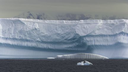 Le d&eacute;troit de&nbsp;Grandidier, dans l'Antarctique occidental. (JOHN EASTCOTT / YVA MOMATIUK / GETTY IMAGES)