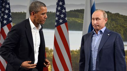 Le pr&eacute;sident am&eacute;ricain, Barack Obama, et son homologue russe, Vladimir Poutine, le 17 juin 2013, lors du sommet du G8 &agrave;&nbsp;Enniskillen (Irlande du Nord). (JEWEL SAMAD / AFP)