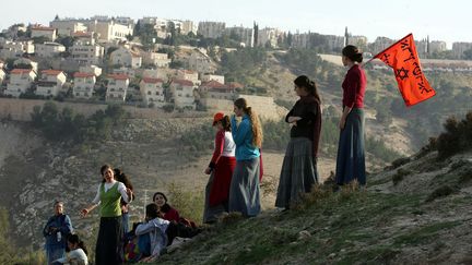 Manifestation sur la colline de la colonie E-1, situ&eacute;e entre J&eacute;rusalem (Isra&euml;l) et la&nbsp;Cisjordanie, le 9 d&eacute;cembre 2007. (MENAHEM KAHANA / AFP)