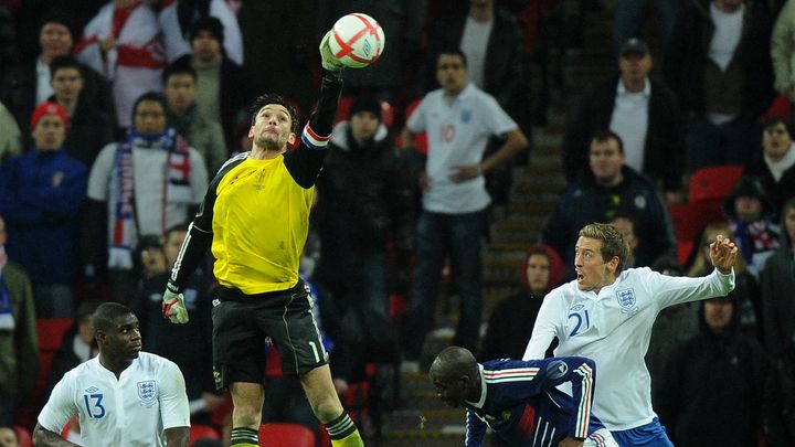 Hugo Lloris porte pour la première fois le brassard de capitaine de l'équipe de France, contre l'Angleterre à Wembley, le 17 novembre 2010. (FRANCK FIFE / AFP)