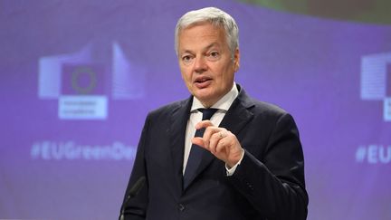 Le commissaire européen à la Justice, Didier Reynders, le 30 mars 2022 à Bruxelles (Belgique). (DURSUN AYDEMIR / ANADOLU AGENCY / AFP)