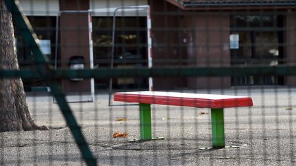 L'école Aliénor d'Aquitaine de Cadaujac (Gironde), où exerçait le directeur d'école condamné pour détention d'images pédopornographiques, le 4 novembre 2014. (MEHDI FEDOUACH / AFP)