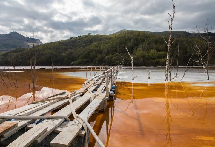 Cupru Min neutralise l'eau acide en déversant des tonnes de lait de chaux dans le&nbsp;lac de&nbsp;Geamana. (MARIE-ADELAÏDE SCIGACZ / FRANCEINFO)