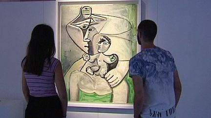 Des visteurs devant un tableau de l'exposition "Pablo Picasso et la maternité"
 (France 3 / Culturebox)