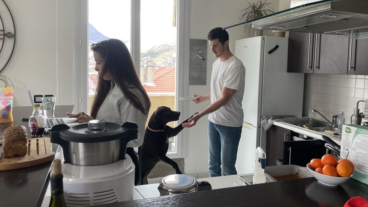 Damien Roget, sa compagne Camille et leur chienne Pyper, le 23 février 2024 à Grenoble (Isère). (CLEMENT MARIOTTI PONS / FRANCEINFO: SPORT)