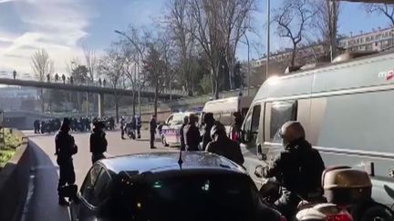 "Convoi de la liberté" : en ordre dispersé, les manifestants arrivent dans la capitale (FRANCE 2)