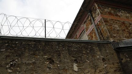 Un des murs d'enceinte de la prison de Fresnes, près de Paris. (PATRICK KOVARIK / AFP)