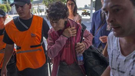 &nbsp; (L'équipe de l'émission "Dropped" est rentrée en France samedi. Ci-contre l'ex-cycliste Jeannie Longo à sa descente d'avion à Roissy © Ivan Fernandez/AP/SIPA)