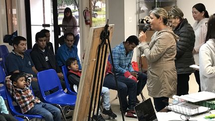 Des familles de migrants accueillies dans une église de McAllen, au Texas le 20 juin 2018. (GREGORY PHILIPPS / RADIO FRANCE)