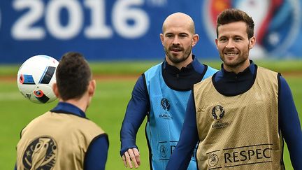 Christophe Jallet et Yohan Cabaye, à l'entraînement au stade Pierre-Mauroy de Lille (Nord), le 18 juin 2016. (FRANCK FIFE / AFP)