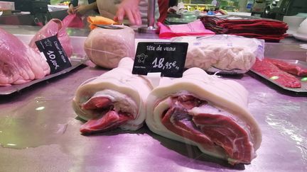 Une tête de veau chez un boucher.&nbsp; (MAÏWENN BORDRON / FRANCE-INFO)