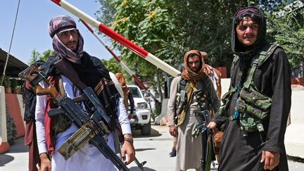 Des talibans tiennent un barrage routier à Kaboul, le 16 août 2021. (WAKIL KOHSAR / AFP)