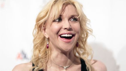 Courtney Love arrive &agrave; un d&icirc;ner de charit&eacute; pour la fondation Elton John contre le sida, &agrave; New York, le 16 novembre 2009. (LUCAS JACKSON / REUTERS )