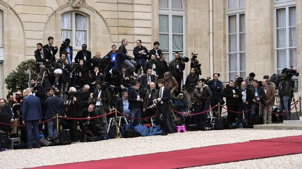 Dans la cour d'honneur, des centaines de photographes et de caméramen&nbsp;attendent l'arrivée d'Emmanuel Macron.&nbsp;Quelque 530 journalistes français et étrangers ont&nbsp;été accrédités pour la&nbsp;cérémonie. (STEPHANE DE SAKUTIN / AFP)