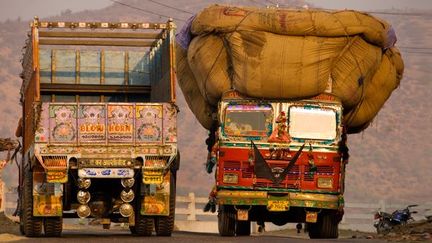 de la marque Tata Motors sur une route du Rajasthan (nord-ouest de l’Inde). 

Le boom économique de l’Inde a entraîné une demande très forte de véhicules pour transporter matériaux de construction et matières premières.

Daimler veut pouvoir répondre à la demande croissante et conquérir ainsi ce marché, l’un des plus prometteurs. ( AFP/hemis.fr - BODY Philippe)