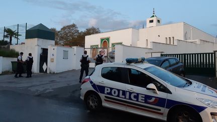 Des policiers devant la mosquée de Bayonne, lundi 28 octobre. (NATHALIE BAGDASSARIAN / FRANCE-BLEU PAYS BASQUE)