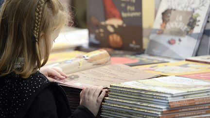 Les enfants recevront les livres le 22 août sur la plage de Cabourg lors de la "Journée des oubliés des vacances"
 (STEPHANE DE SAKUTIN / AFP)