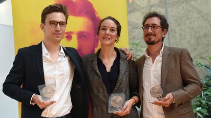 La journaliste Élise Vincent (au centre), et à ses côtés,  Jean-Baptiste Malet (à gauche) et Christophe Barreyre, deux autres lauréats du pamarès 2018 du jury Albert-Londres, à Istanbul le 22 octobre 2018
 (Bulent Kilic / AFP)