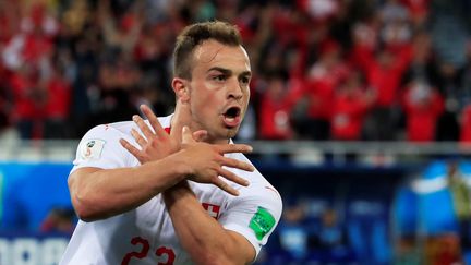 Le joueur suisse Xherdan Shaqiri mime l'aigle du drapeau albanais après avoir incrit un but contre la Serbie, vendredi 22 juin 2018 à Kaliningrad (Russie). (GONZALO FUENTES / REUTERS)