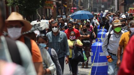 Des passants dans les rues de Mexico, le 6 juillet 2020. (HENRY ROMERO / REUTERS)