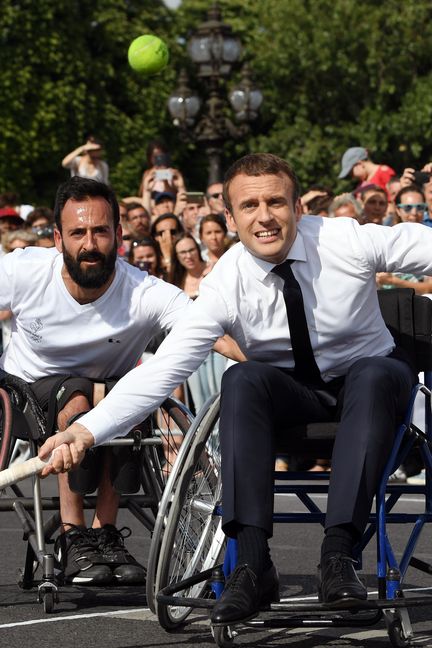 Emmanuel Macron&nbsp;joue au tennis pour soutenir la candidature de Paris aux JO 2024, le 24 juin 2017, à Paris. (PHILIPPE MILLEREAU / DPPI MEDIA / FP)