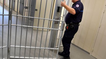 Un surveillant pénitentiaire dans une prison, en juin 2018.&nbsp; (GERARD JULIEN / AFP)