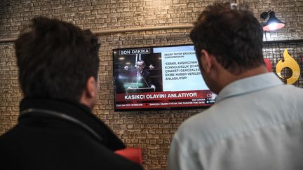 Des Turcs regardent à la télévision le président Recep Tayyip Erdogan s'adresser au Parlement, le 23 octobre 2018 à Istanbul (Turquie). (OZAN KOSE / AFP)