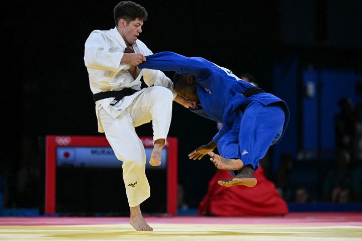 Lors du premier combat, Maxime-Gaël Ngayap Hambou a chèrement vendu sa peau face à celui qui l'avait battu en demi-finale des -90 kg quelques jours auparavant. S'il a emmené Sanshiro Murao au golden score, le Japonais a logiquement pris le dessus par ippon. (LUIS ROBAYO / AFP)