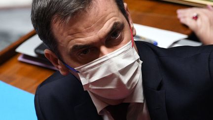 Le ministre de la Santé Olivier Véran lors de la séance des questions au gouvernement&nbsp;à l'Assemblée nationale, le 1 février 2022. (ALAIN JOCARD / AFP)