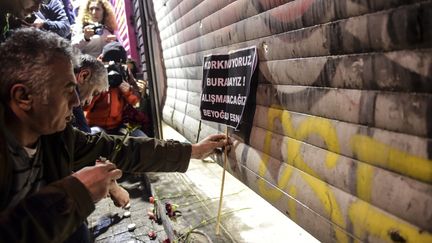 A Istanbul (Turquie), des personnes déposent des fleurs sur les lieux de l'attaque d'un kamizake, le 19 mars 2016.&nbsp; (BULENT KILIC / AFP)